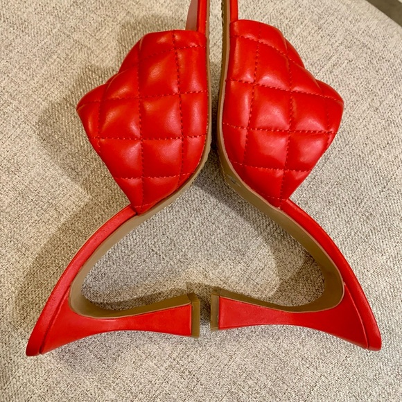 NWOB Vince Camuto Red Reselm Quilted Heels - Picture 6 of 7